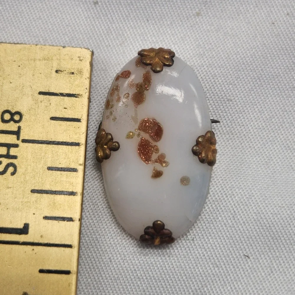 VINTAGE Victorian Speckled‎ White Venetian Glass Brooch Pin Brass Cameo...